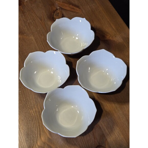 Vintage Porcelain Lotus Tulip Rice Bowl, Japan - Picture 8 of 8